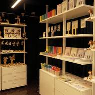 Minimalistický interiér inspirovaný skandinávským stylem má nechat vyniknout samotné loutky Spejbla a Hurvínka. 