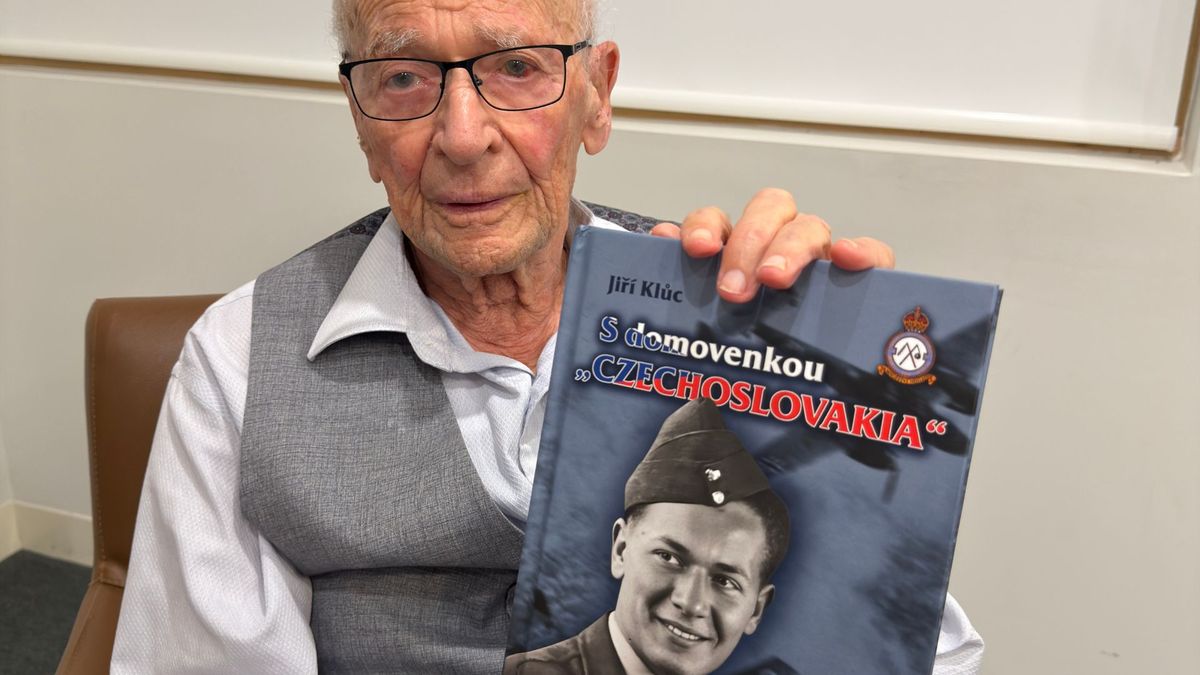 Proti Hitlerovi po radiových vlnách. Jednomu z posledních žijících Čechoslováků v RAF je 102 let