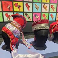 Jak poznat neprovdanou Sámku? Na čepci nemá „roh“. Ten ale postupně stejně vymizel, protože ho větší severské národy považovaly za démonický symbol.