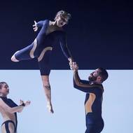 Akrobati se často ocitají ve vzduchu.