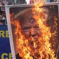 Naopak za podporu Íránu se demonstrovalo v Istanbulu. Hořely tam například fotografie Donalda Trumpa.