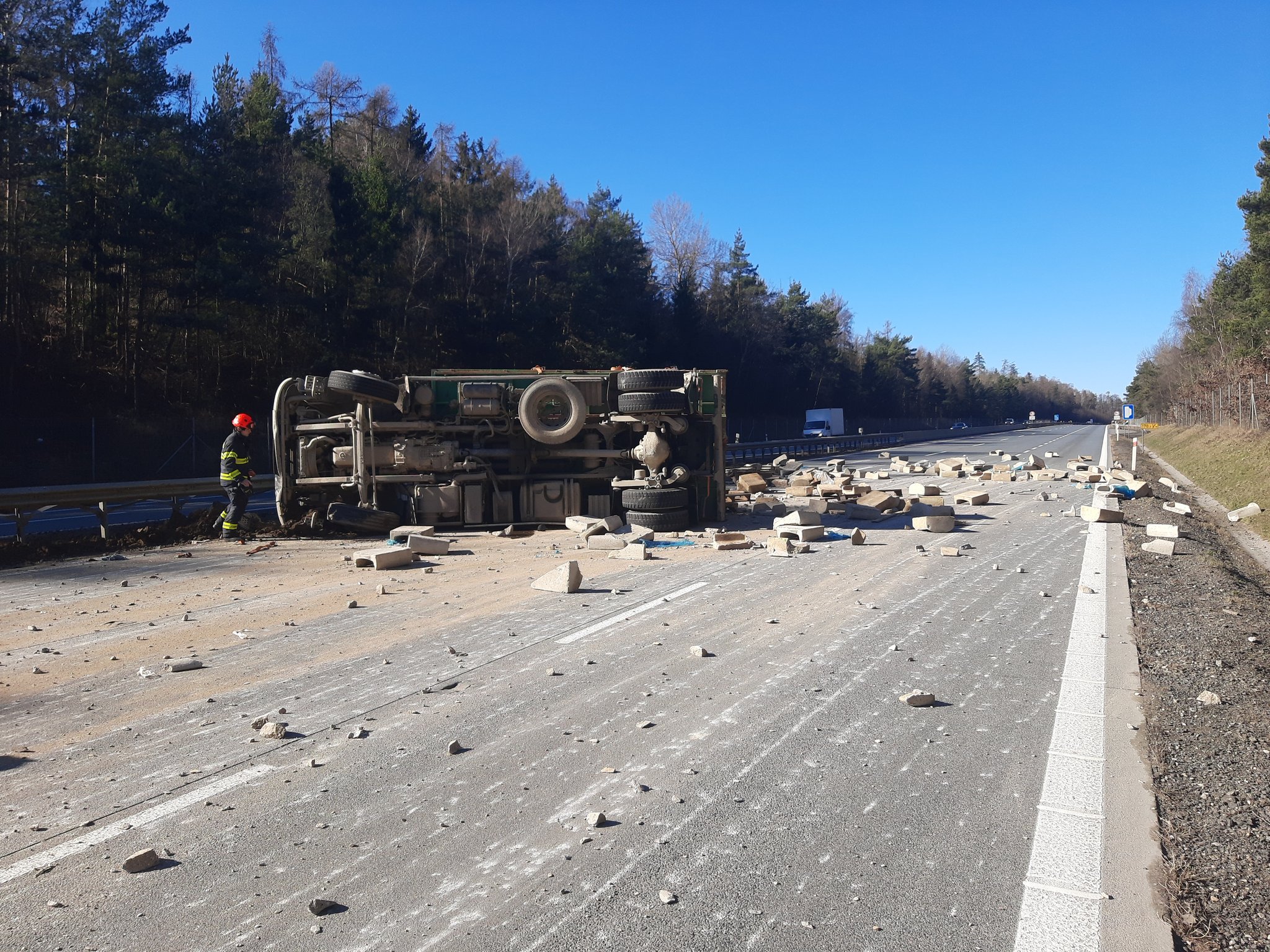 Tài xế trên D1 gần Brno lật xe tải. Đường cao tốc bị vương bê tông