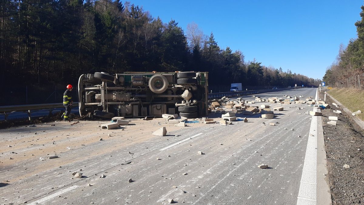 Řidič na D1 u Brna převrátil náklaďák. Dálnici zasypal betonovým bedněním