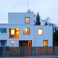 V podvečer vyniknou tvary oken.  