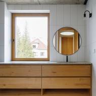 Koupelna stylově ladí se zbytkem interiéru.  