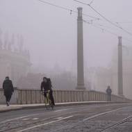Viditelnost i teplota mají k ideálu daleko, i přesto se v ranních ulicích objevuje víc a víc cyklistů. 