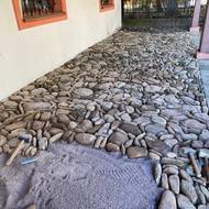 V podloubí vzniká nový valounový chodník.