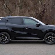 Speciální výbavu prozrazují také černé dekory se zlatými detaily.