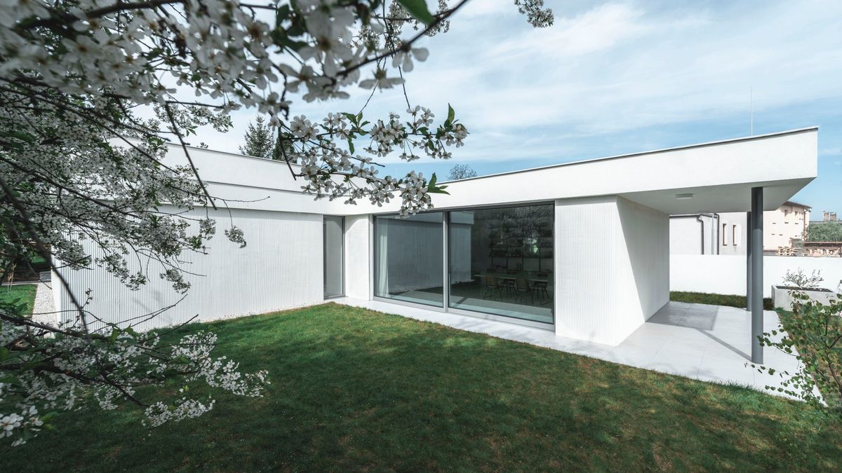 Rodinný dům z devadesátek se proměnil v soudobou vilu odkazující na půvaby modernismu