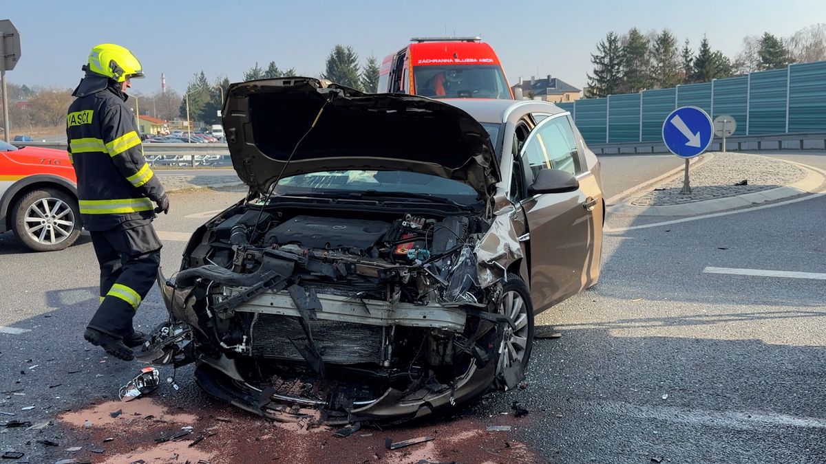 Tři lidé skončili zranění po srážce tří aut u Slaného