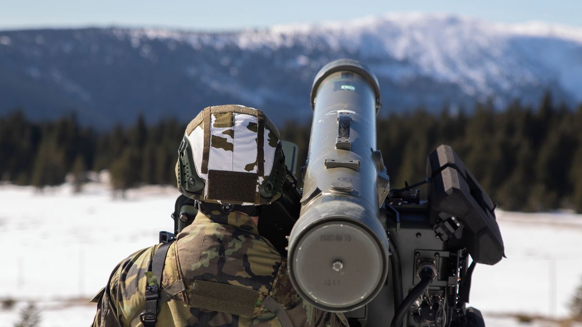 Vojáci se sněžnicemi táhli protiletadlový raketový systém na hřeben Krkonoš