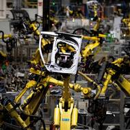 Robotizace výroby v Nošovicích: V roce 2008 vyrábělo první auta 251 robotů, teď je jich víc než dvojnásobek. 