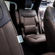 Přední sedadla zdobí vlajky Chicaga, ve kterém papež vyrůstal.