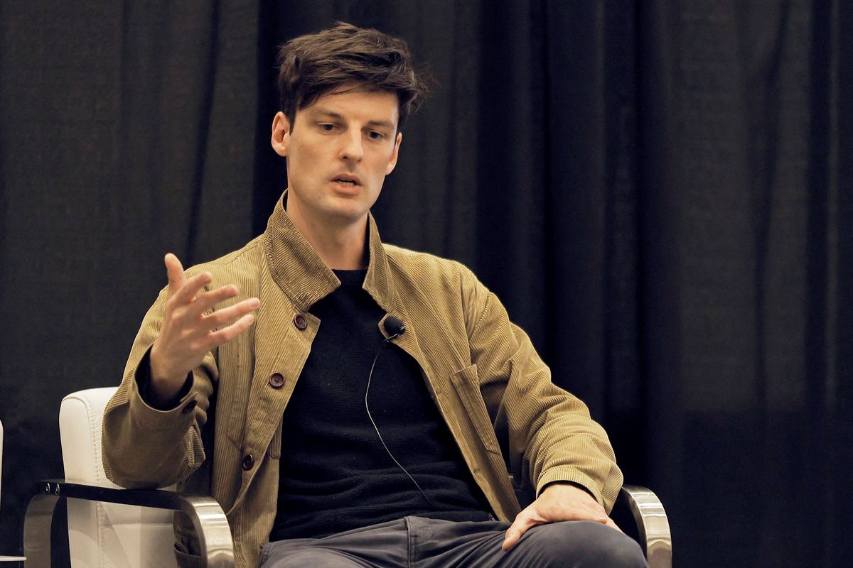 Britští spisovatelé vydali prázdnou knihu. Protestují proti využívání svých děl umělou inteligencí 