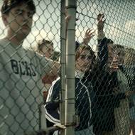 Narušení závislosti studentů na telefonech má ve filmu nedozírné následky.