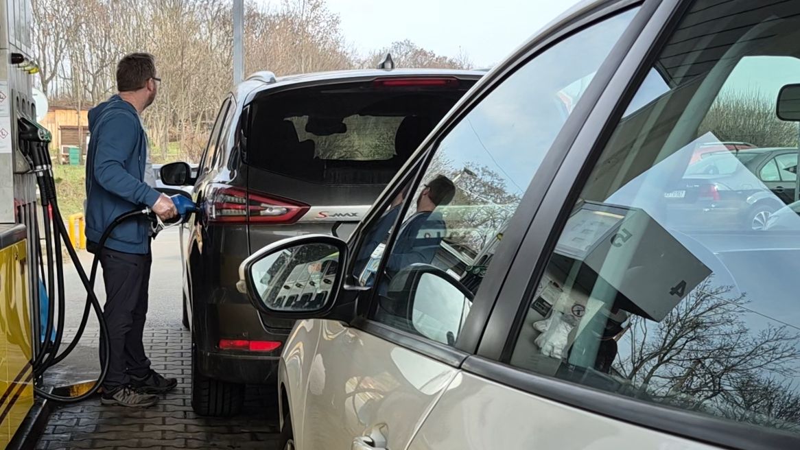 Vláda opět zvýšila stropy na ceny pohonných hmot