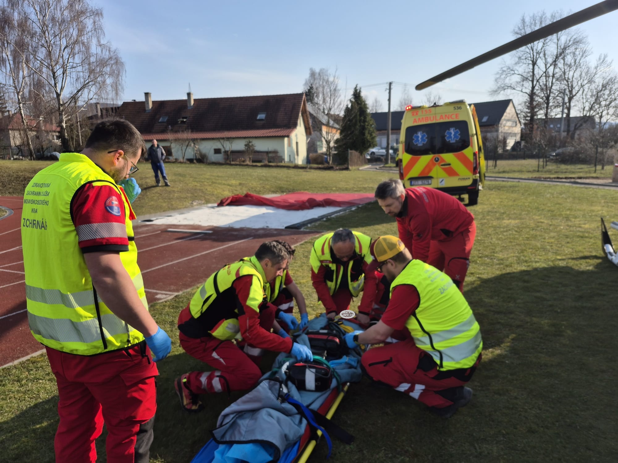 Cậu bé 11 tuổi chạy ngay trước xe ô tô