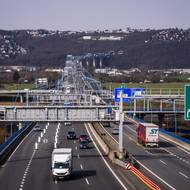 Pod mostem přitom vede Pražský okruh, jedna z nejfrekventovanějších komunikací v republice.