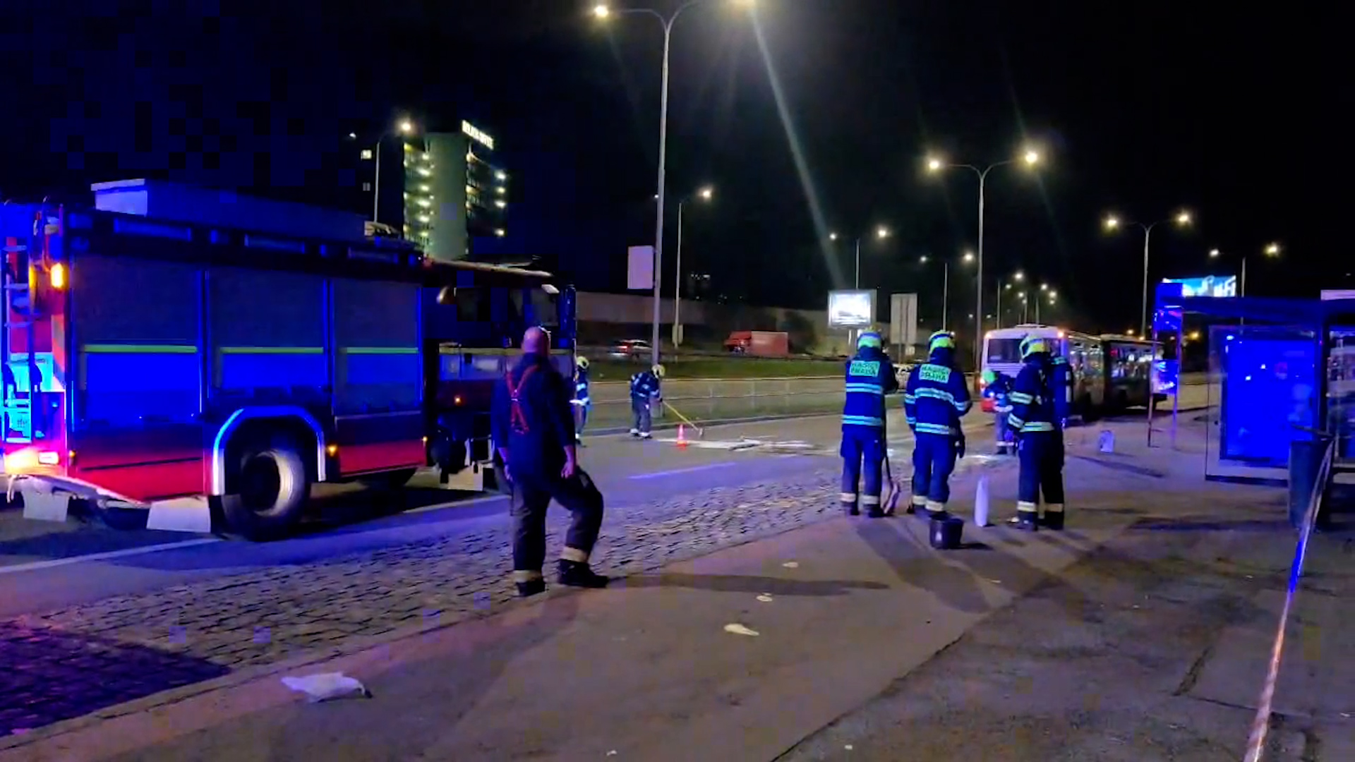 Rozlitý kanystr s kyselinou v Praze 4: Na silnici zůstaly stopy po pneumatikách