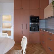 Hlavní obytná plocha je propojená, přesto v ní lze jasně rozlišit jednotlivé funkční zóny.