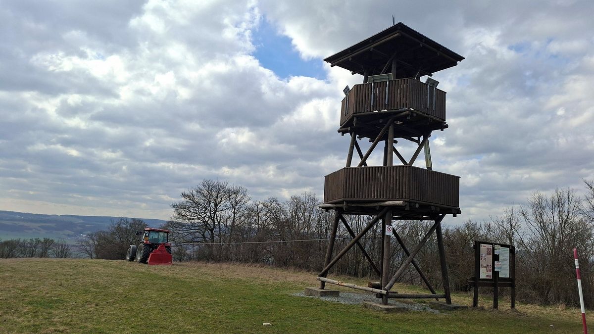 Oblíbenou rozhlednu na Malém Chlumu strhl traktor. Dřevěná věž po dvaceti letech zetlela