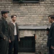 Trojice přátel se pouští do odbojové činnosti.