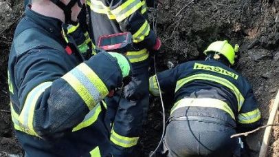 Hasiči na Českokrumlovsku vyprostili z jezevčí nory uvězněného psa Edu