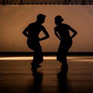 Kostýmní zkouška představení Avant-Garde, které mělo v Národním divadle premiéru 12. března 2026. Tanečníci Matěj Šust a Kazane Takaki 