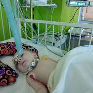 Dianka v nemocnici se zavedenou tracheostomií