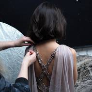 Model má odhalená záda s rafinovaným překřížením.