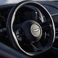 Kombinuje moderní technologie a konzervativní přístup.