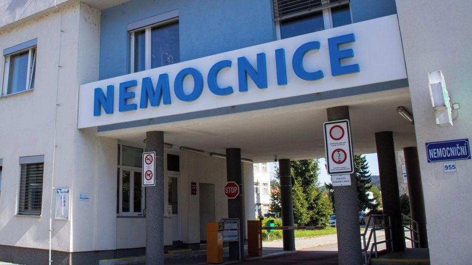 Opilý primář vyšetřoval děti, do Vsetínské nemocnice dorazila policie