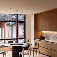 Jídelní stůl je navržen tak, aby u něj mohl hodovat větší počet lidí.