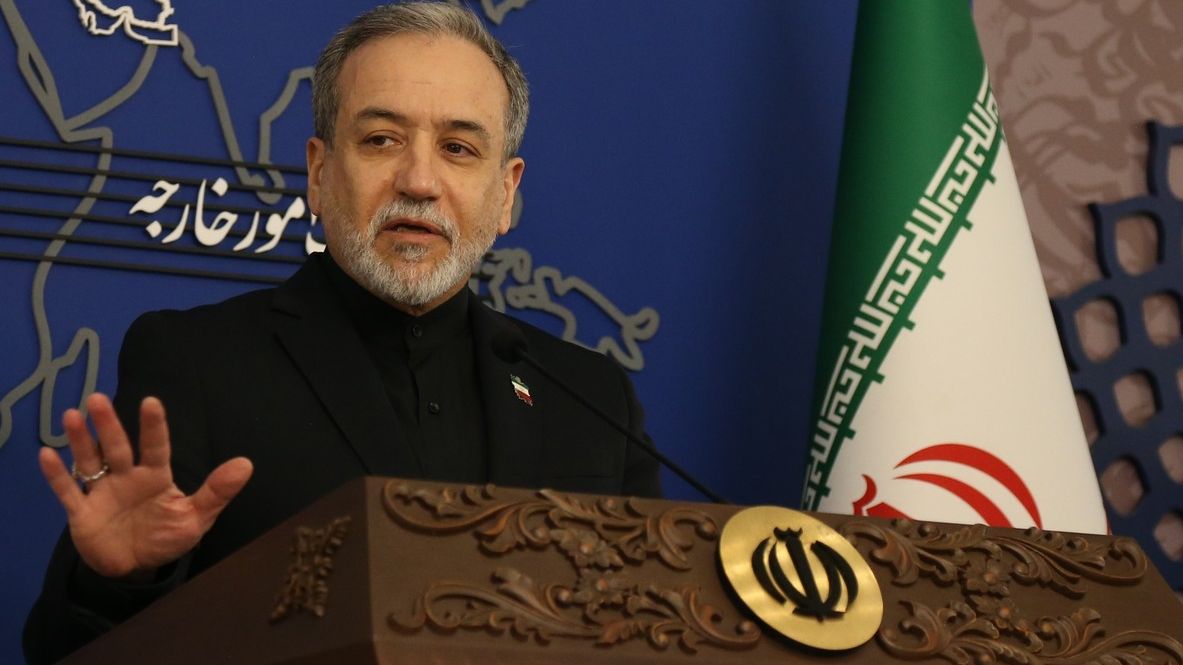 Íránské vedení není otřeseno, ujišťuje Arakčí. Seznam mrtvých se mezitím rozrůstá