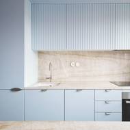 Pracovní plocha a obklad za ní jsou v dekoru kamene.