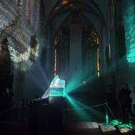 Německá umělkyně Vanessa Hafenbrädlová představila dechberoucí dílo v kostele Nanebevzetí Panny Marie ve Františkánské ulici. Glasstides je vyjádřením křehkosti i síly přírodních ekosystémů.