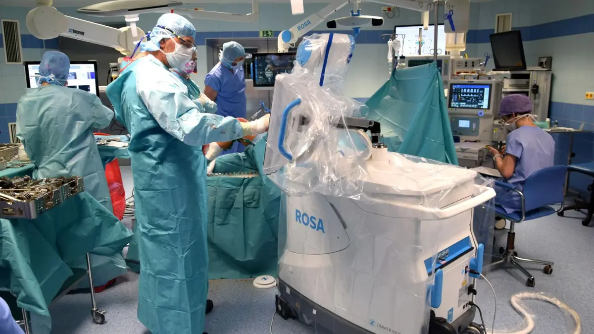 Roboti operují kolena i v benešovské nemocnici, pacienti si připlatí desítky tisíc
