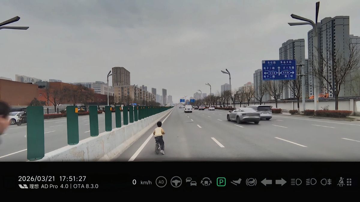 Malý chlapec se v Číně projížděl na kole po dálnici. Tragédii zabránil pozorný řidič