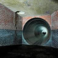 Výpust do Vltavy je obložená čedičem, který je odolný vůči vodě a chemickým látkám. Dále se používá nerez a žula.