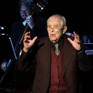 Jiří Suchý zaujatě tlumočí holanovský song Na vrata přibili můj stín.