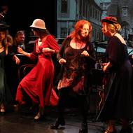 Extravagantní díkuvzdání Jiřímu Šlitrovi je i patřičně rozpohybované. Uprostřed Olina Patková s triem Eliška Hurábová, Veronika Tichá a Magdalena Jedličková