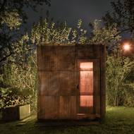 Po setmění sauna elegantně září.