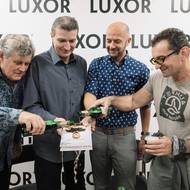 Rozhovor s kriminalistou Josefem Marešem (druhý zleva) pokřtili herci Miroslav Hanuš (vlevo) a Ondřej Vetchý (vpravo) ze seriálu Případy 1. oddělení, na jehož scénáři se Mareš podílel.