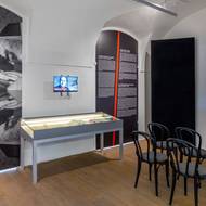 Úvodní místnost je věnována dílu a odkazu Rafaela Lemkina, polsko-židovského právníka, který v roce 1944 definoval právní koncepci genocidy.