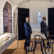 Expozici Zločin beze jména navštívili při jejím otevření také zástupci velvyslanectví Rwandy, země, která se v roce 1994 stala dějištěm genocidy.