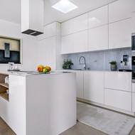 Obklad stěny za pracovní plochou vznikl přenesením vyfocené podlahy z koupelny na grafosklo.