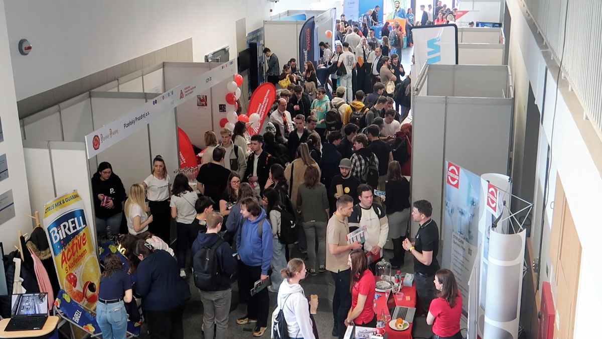 Eldorádo náborářů. Den, kdy se v Plzni sto firem přetahuje o tisíce studentů
