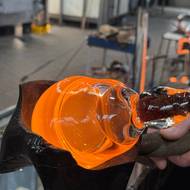 Výroba půllitru ve sklárně Rückl