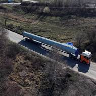 Komíny vezli na místo kamiony.