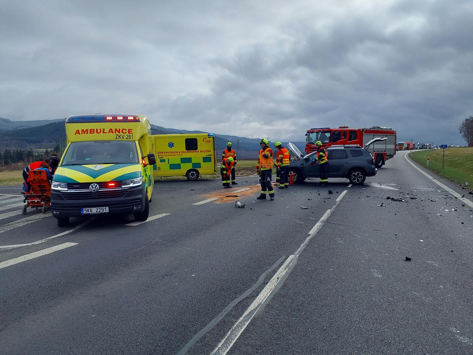 Ba người bị thương sau vụ va chạm xe hơi tại Cheb